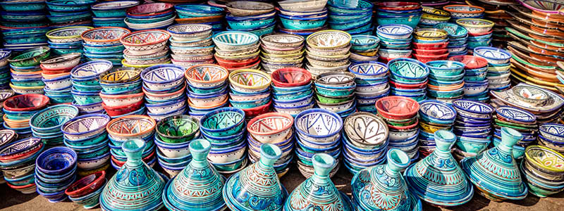 Keramik i alla mjliga frger p marknaden i Marrakech, Marocko.