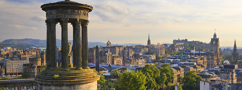 Utsikten vid Calton Hill i Edinburgh r en knd turistattraktion.