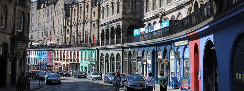 Frgglada gatan Victoria Street i gamla stan av Edinburgh.