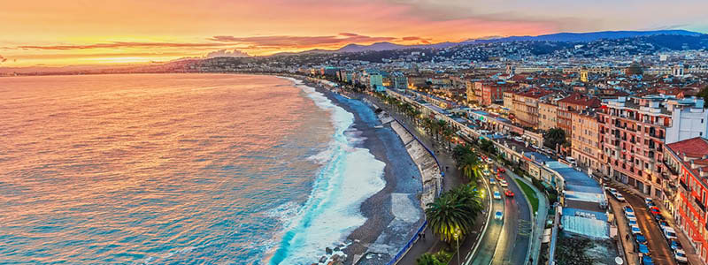 Solnedgng ver kuststaden Nice utmed den franska Rivieran i Provence.