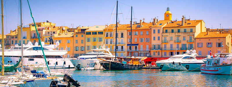 Den exklusiva orten Saint Tropez med btar och frggranna hus.