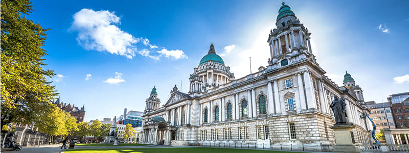 Vacker arkitektur i Belfast p en rundresa till Irland.