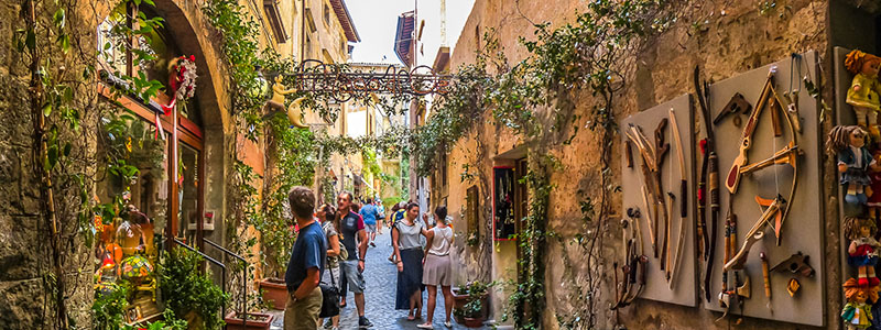 Pittoresk och lummig gata med beskare i medeltidsstaden Orvieto.