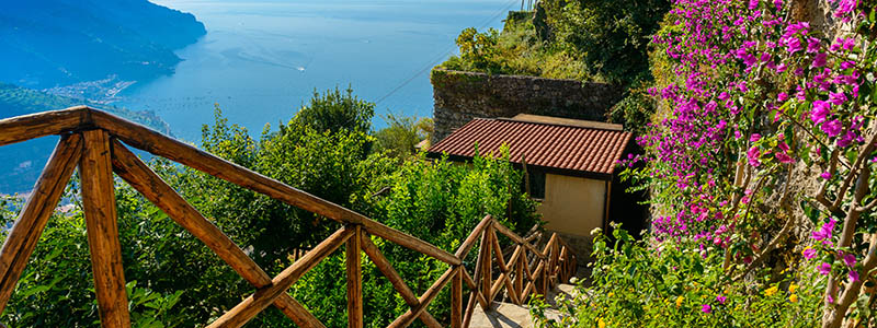 Naturskna Ravello p sin hjd med blommor och branta trappsteg, Amalfi.