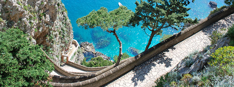 Vacker natur p n Capri p en vandringsresa till Italien.