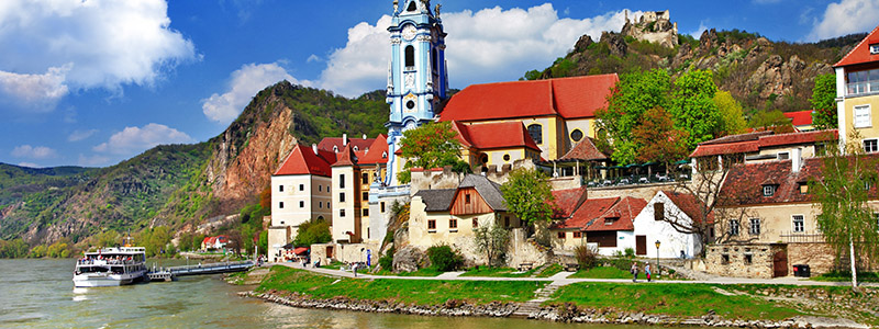 Den pittoreska sterrikiska landsbyn Durnstein, kryssning p Donau.
