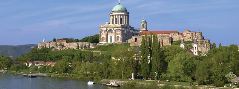 Esztergom med domkyrkan i ungern, kryssning p Donaufloden.