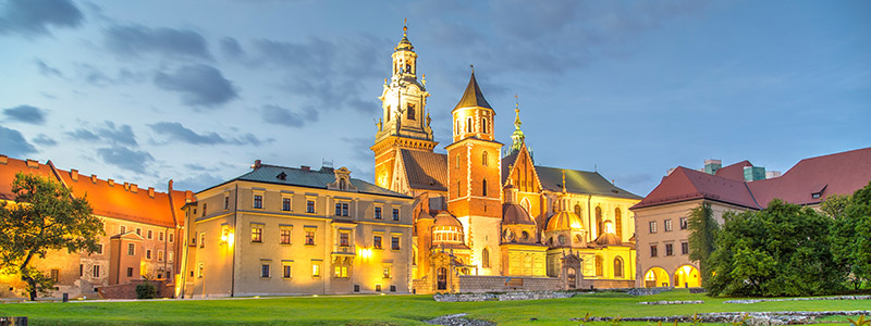 Slottet Wawel upplyst under kvllen p en julresa till Krakow.