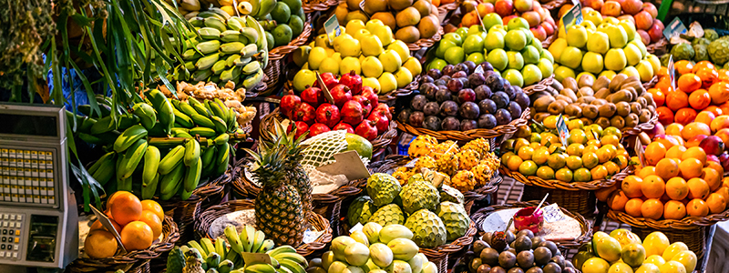 Grnsaker och frukt p marknad i Funchal.