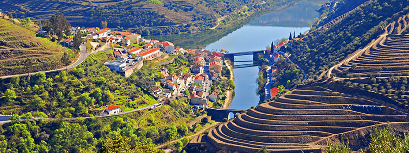 Brdiga Dourodalen med odlingar och floden, Portugal.
