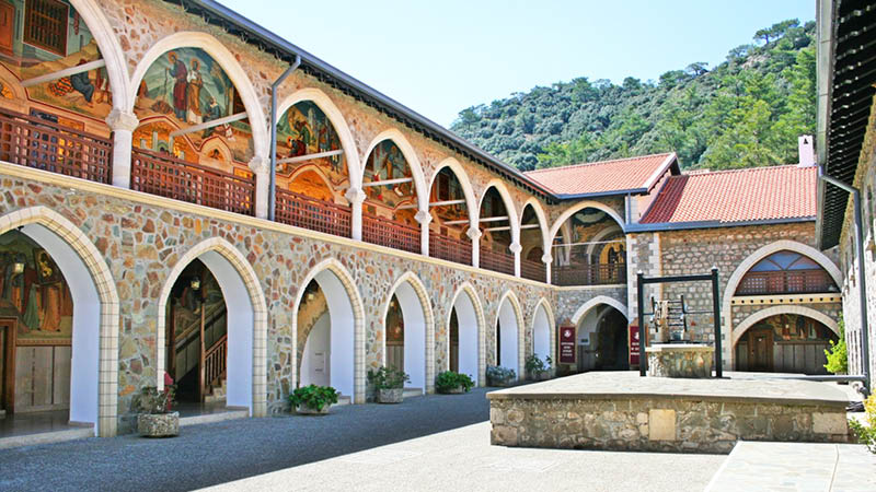 Det smyckade klostret Kykkos i Troodosbergen p Cypern.