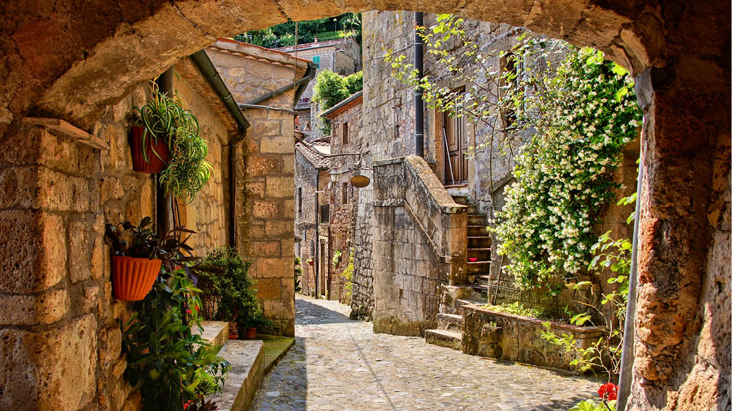 Stenport i en medeltida stad i Toscana