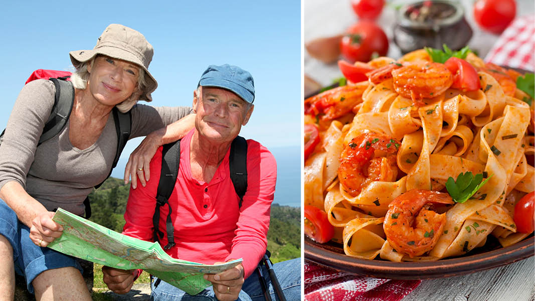 Aktivt seniorpar med karta och vandringsklder. Italiensk pasta med frska skaldjur