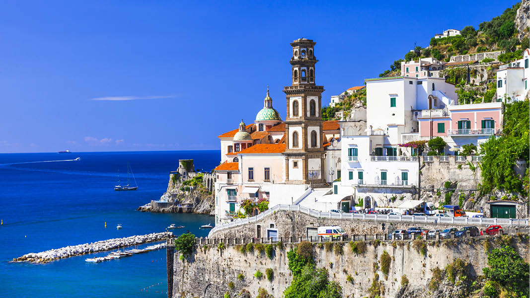 Utsikt mot Amalfi stad och domkyrkan p Amalfikusten