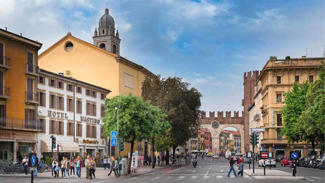 Stadsmiljer med turister utanfr det centralt belgna hotellet Mastino i Verona.