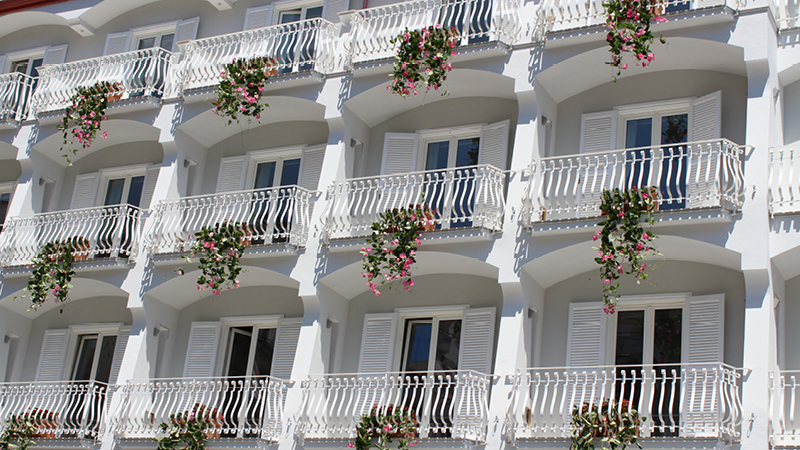 Fasad med blomsterprydda balkonger p det 4-stjrniga hotellet Minori Palace i byn Minori lngs Amalfikusten.