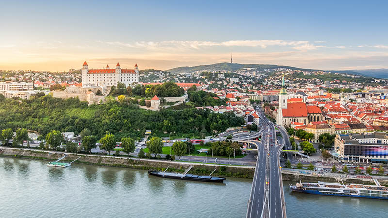 Bratislava stad frn ovan vid floden Donau p en kryssning.