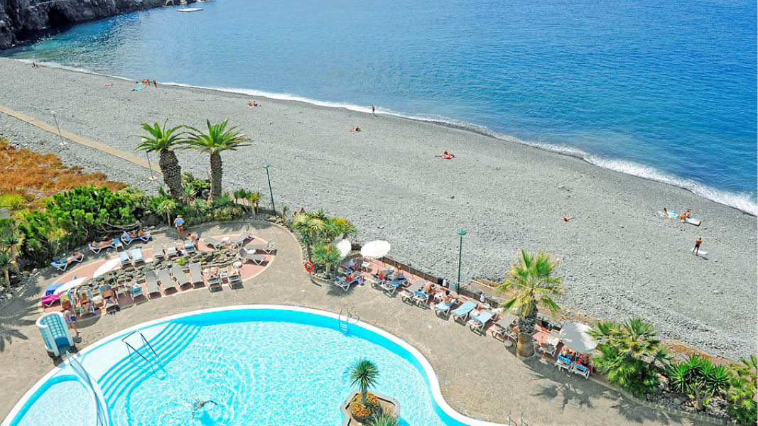 Havsnra hotellet Pestana Bay med utomhuspool och jaccuzi p n Madeira.