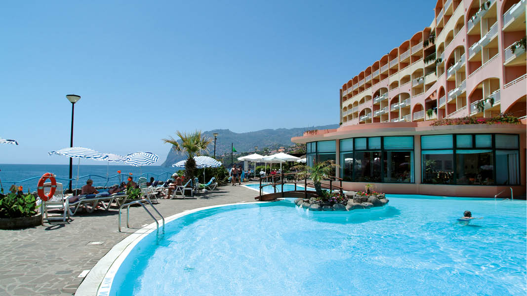 Badgster i poolen tillhrande det 4-stjrniga hotellet Pestana Bay p Madeiras kust.