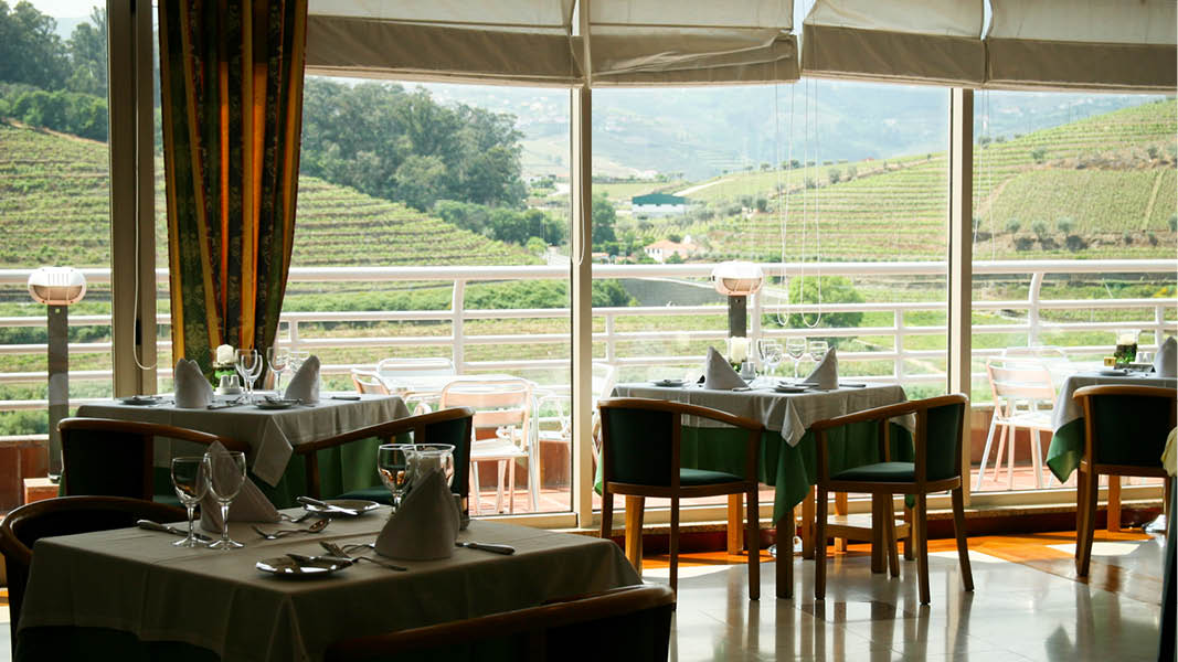 Restaurangen i Hotel Rgua Douros serverar ett urval av traditionella portugisiska och internationella rtter.