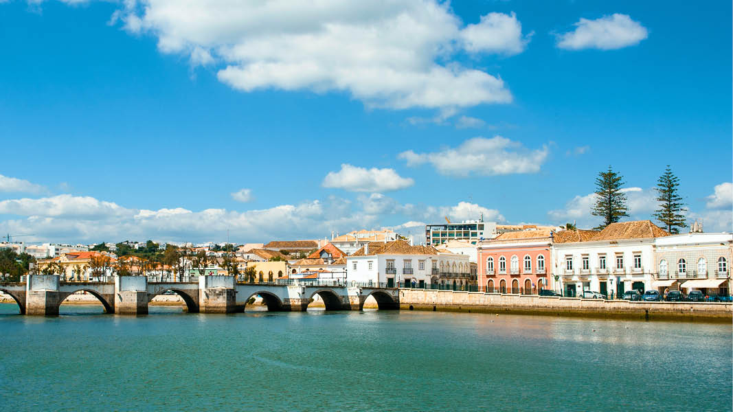 romersk bro ver azurbltt hav i tavira p resa till portugal