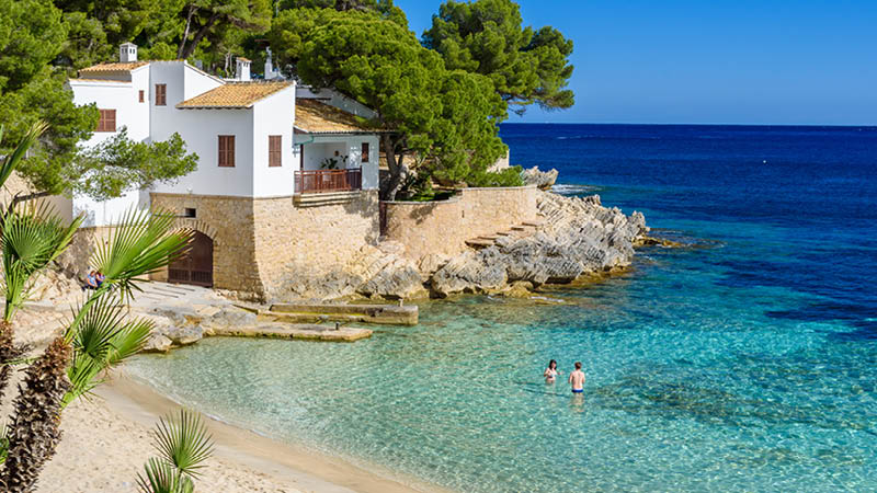 Vacker badvik med pittoreska hus p Mallorca