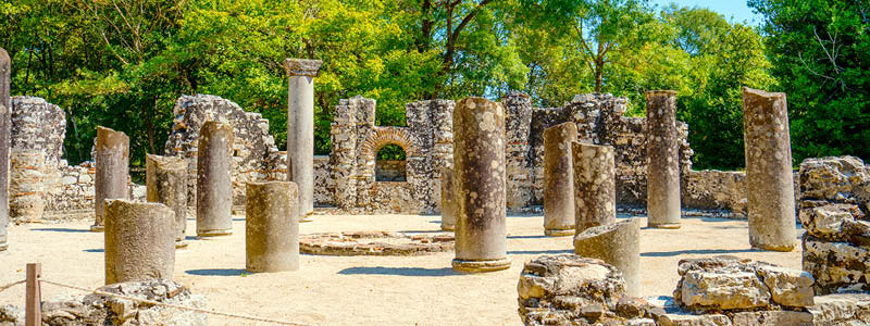 Historiska lmningar i Butrint p en resa genom Albanien.