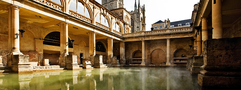 Romerska baden i Bath med vacker arkitektur p� resa till England.