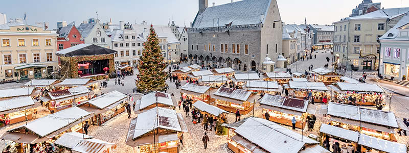 Utsiktsbild över julmarknaden i Tallinn med olika stånd.