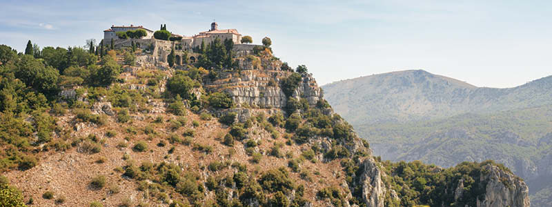 Staden Gourdon på sin klippa med utsikt över bergen i Provence.