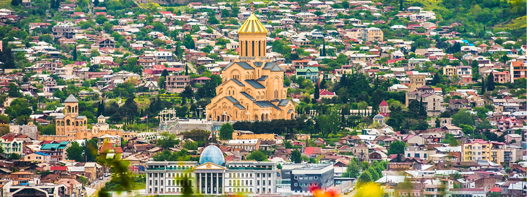 Georgiens huvudstad Tbilisi med monument