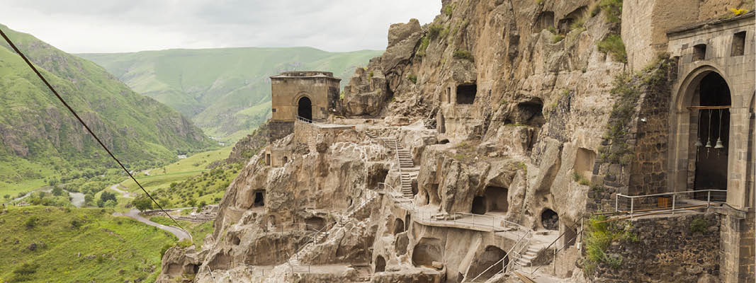 Grottstaden Vardzia på resa genom Georgien.