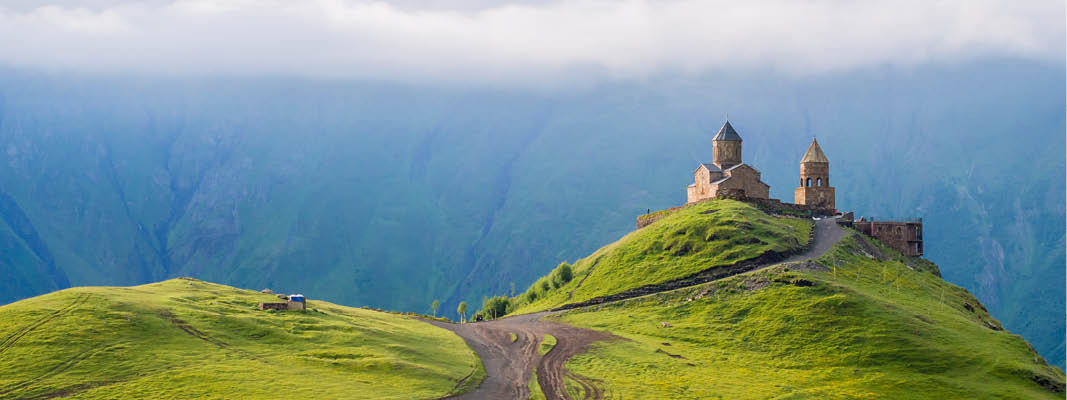 Gergetikyrkan på sin höjd vid Mt. Kazbeg, Georgien.