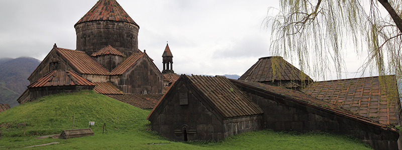 Haghpat kloster i gröna omgivningar på en resa till Georgien och Armenien.