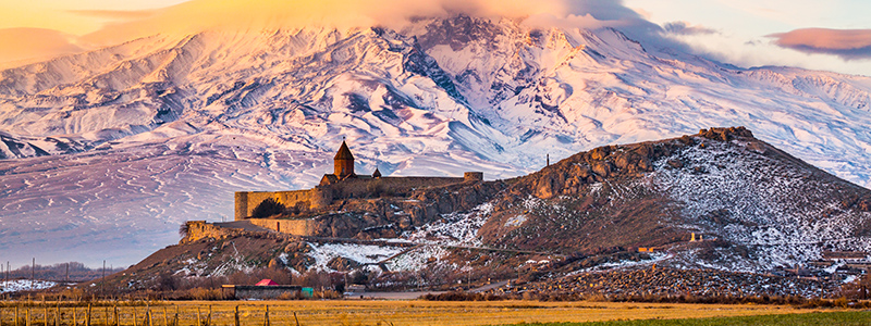 Klostret Khor Virap framför snötäckta berg i Armenien.