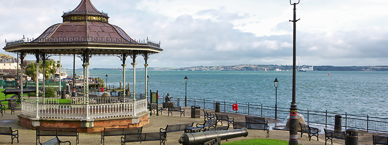 Pittoreska Kennedy park vid havet i Cork på en rundresa på Irland.