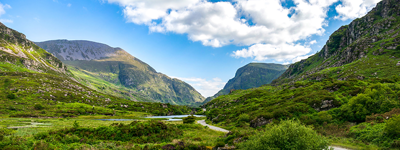 Gröna berg och bäckar vid Molls Gap i Killarney, Irland.