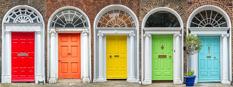 Färgglada dörrar i Dublin.
