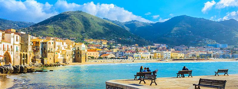Hus vid havet bland bergen, Cefalu på Sicilien.