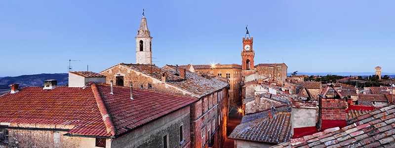 Hustak och torn i medeltidsstaden Siena, Italien.