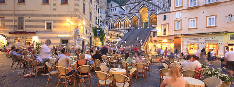 Torget Piazza Duomo i Amalfi stad med uteserveringar.