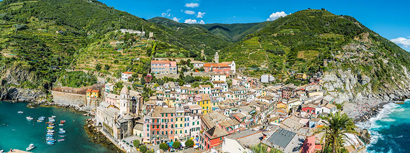 Italiensk by med pittoreska hus omgiven av natur, Terre Vernazza i Cinque Terre.