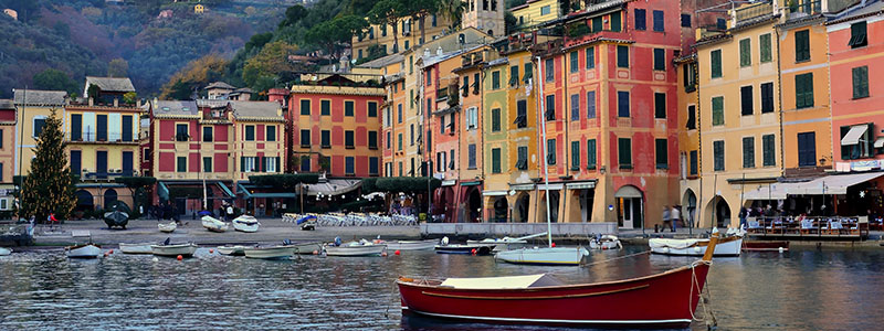 Strand och hamn i Portofino, den italienska rivieran.