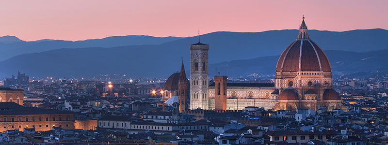 Toscanas huvudstad Florens i kvällsljus med kupolen.
