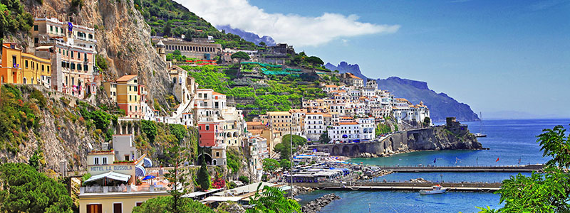 Vackra Amalfi stad vid havet på en vandringsresa.
