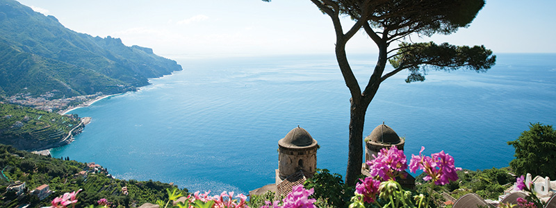 Utsikt från Ravello över Amalfikusten och det glittrande havet i Italien.