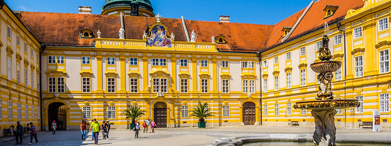 Innergrden p Benediktinklostret Stift Melk, kryssning p Donaufloden.