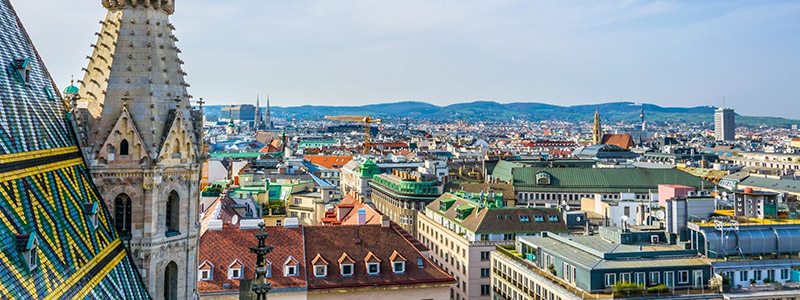 Wien frn toppen med domkyrkan Stefansdomen, kryssning p Donau.