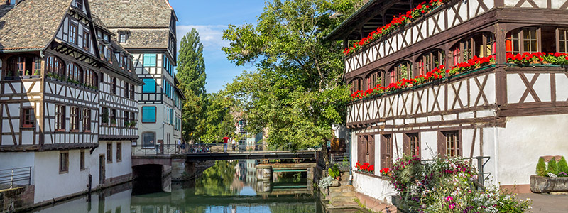 Strasbourg med sina idylliska korsvirkeshus i Frankrike.