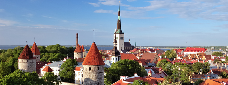 Tallinn i Estland med hustak.